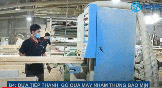 Đưa tiếp thanh gỗ qua máy nhám thùng bào mịn Đưa tiếp thanh gỗ qua máy nhám thùng bào mịn