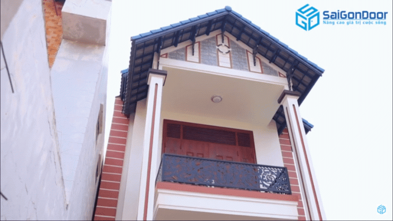 CỬA THÉP CHỐNG CHÁY VÂN GỖ SAIGONDOOR ĐƯỢC LẮP ĐẶT LÀM CỬA BAN CÔNG 5 cua-thep-chong-chay-van-go-saigondoor-cua-ban-cong