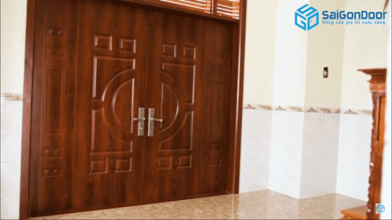 CỬA THÉP CHỐNG CHÁY VÂN GỖ SAIGONDOOR ĐƯỢC LẮP ĐẶT LÀM CỬA BAN CÔNG 8 2 8