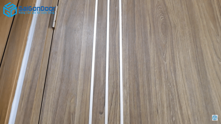 CÁI NHÌN CHI TIẾT VỀ MẪU CỬA GỖ CÔNG NGHIỆP MDF MELAMINE 2 Cửa gỗ công nghiệp MDF Melamine chạy chỉ nhôm