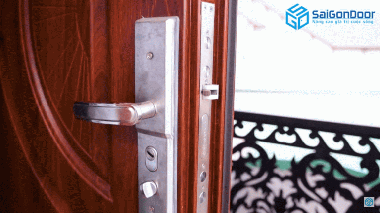 CỬA THÉP CHỐNG CHÁY VÂN GỖ SAIGONDOOR ĐƯỢC LẮP ĐẶT LÀM CỬA BAN CÔNG 6 3 7