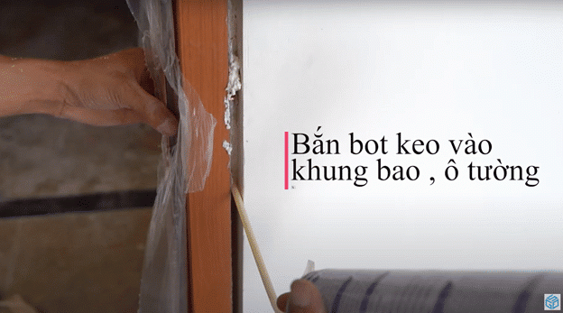 Bắn keo vào khung bao, ô tường Bắn keo vào khung bao, ô tường