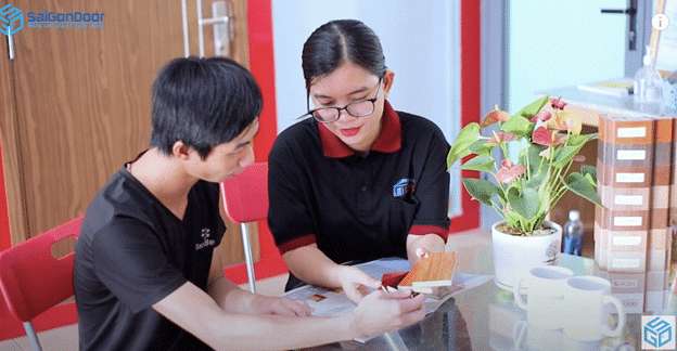 Nhân viên làm việc chuyên nghiệp thân thiện với khách hàng Nhân viên làm việc chuyên nghiệp thân thiện với khách hàng