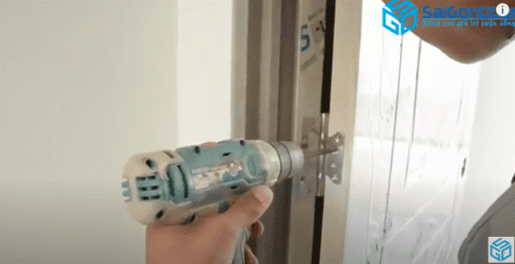 Gắn cánh cửa với bản lề trên khung bao Gắn cánh cửa với bản lề trên khung bao
