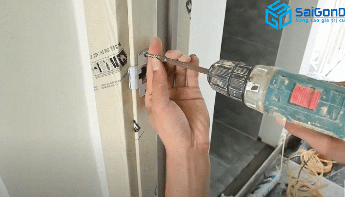 Hướng dẫn lắp đặt cửa nhựa ABS Hàn Quốc, cửa nhựa giả gỗ - SAIGONDOOR 2 Gắn yếm khoá