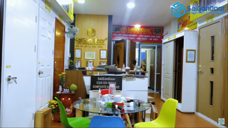 GIỚI THIỆU SHOWROOM SAIGONDOOR QUẬN 7 CUNG CẤP CỬA GỖ, CỬA NHỰA 10 kgbt