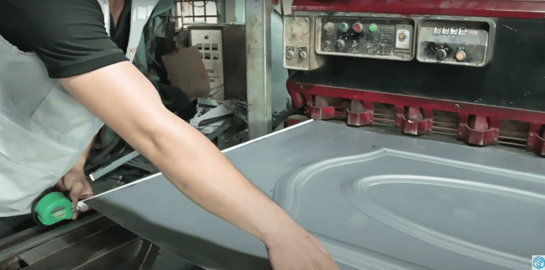 Quy trình sản xuất cửa thép chống cháy làm cửa thoát hiểm, cửa ngăn cháy, cửa chậm cháy chi tiết 11 Cắt tấm thép phù hợp kích thước đơn hàng.