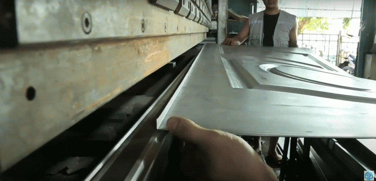 Quy trình sản xuất cửa thép chống cháy làm cửa thoát hiểm, cửa ngăn cháy, cửa chậm cháy chi tiết 14 Chấn mép tạo độ dày cho tấm cửa