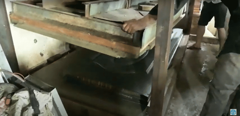 Quy trình sản xuất cửa thép chống cháy làm cửa thoát hiểm, cửa ngăn cháy, cửa chậm cháy chi tiết 17 Cửa được cho máy ép