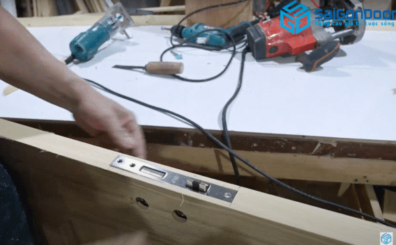 QUY TRÌNH SẢN XUẤT CỬA GỖ CÔNG NGHIỆP HDF, MDF VENEER 6 Ổ khoá được đục khoét tỉ mỉ cận thận