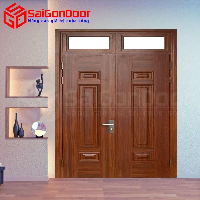 Bề mặt cửa được phủ phim vân gỗ, tạo ra vẻ ngoài giống như gỗ thật nhưng vẫn giữ được độ bền của thép. Cửa thép vân gỗ