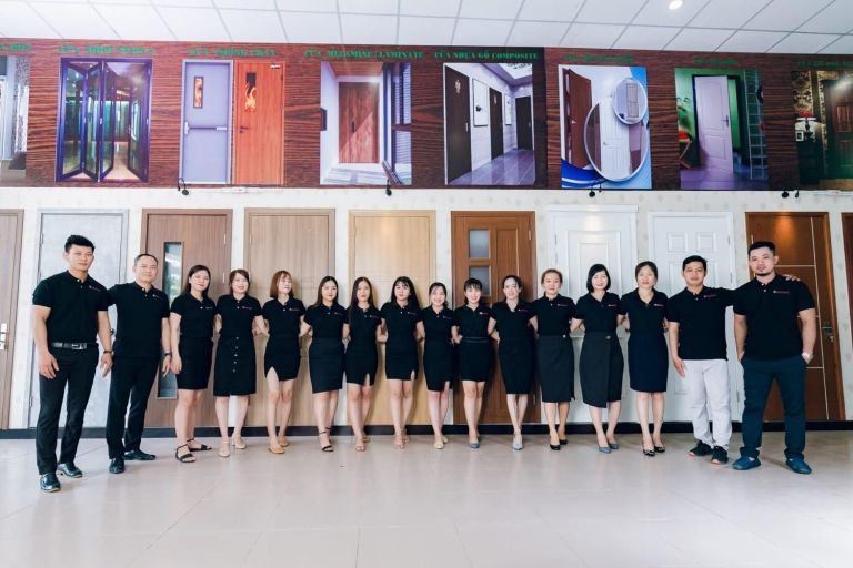 CEO TRAN VAN LAM 8 Nhan vien SaiGonDoor 2 1
