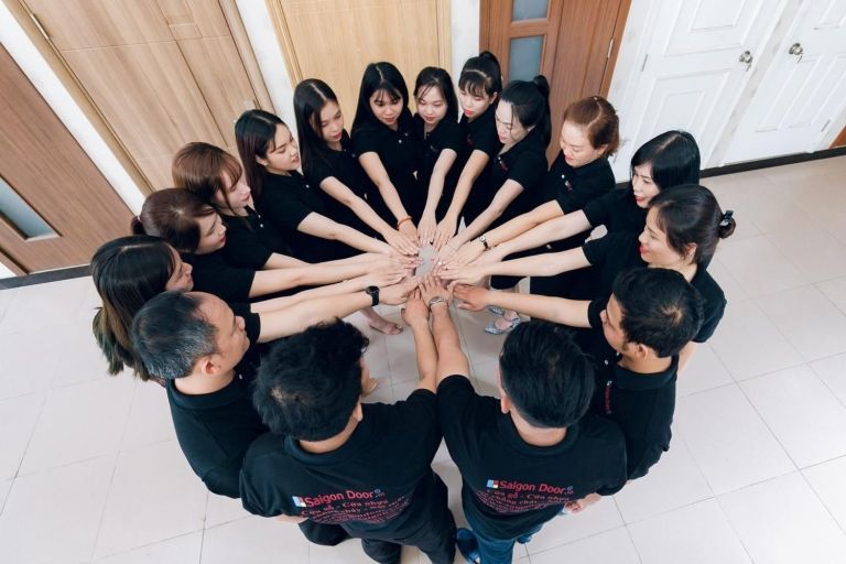 CEO TRAN VAN LAM 16 Nhan vien SaiGonDoor 4