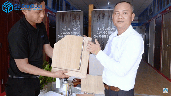 Sử dụng lửa khò để đốt cháy bộ cửa. Sử dụng lửa khò để đốt cháy bộ cửa.