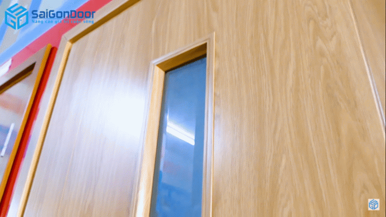 Cửa nhựa composite phủ vân có ô kính. Cửa nhựa composite phủ vân có ô kính.