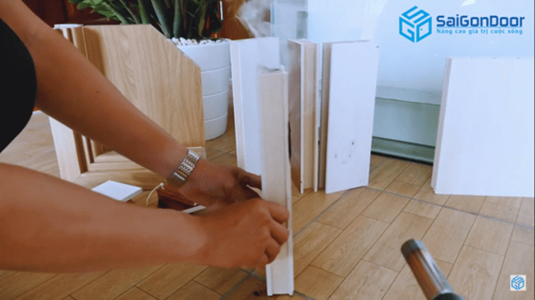 Kết quả sau khi dùng lửa đốt lên bề mặt cửa. Kết quả sau khi dùng lửa đốt lên bề mặt cửa.
