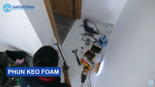 Phun keo Foam lên toàn bộ khung cửa Phun keo Foam lên toàn bộ khung cửa