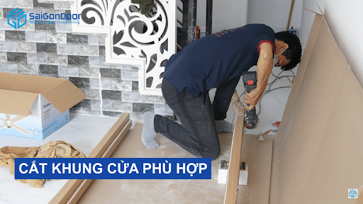 Cắt khung cửa theo kích thước phù hợp Cắt khung cửa theo kích thước phù hợp