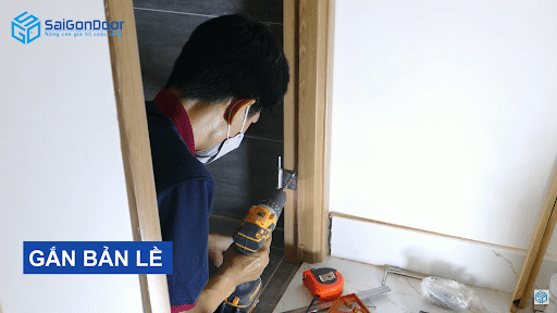 Gắn bản lề cho cửa Gắn bản lề cho cửa