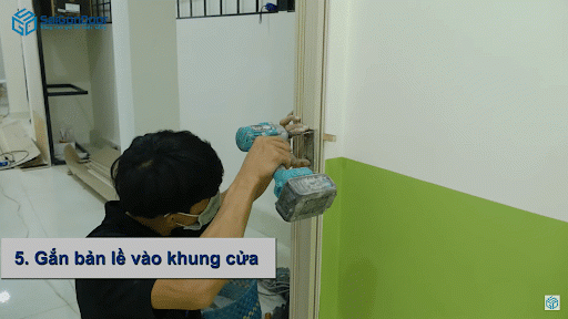 Gắn cố định bản lề vào khung cửa Gắn cố định bản lề vào khung cửa