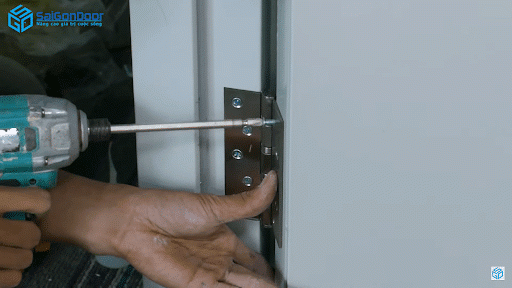 Cố định cánh cửa với bản lề Cố định cánh cửa với bản lề