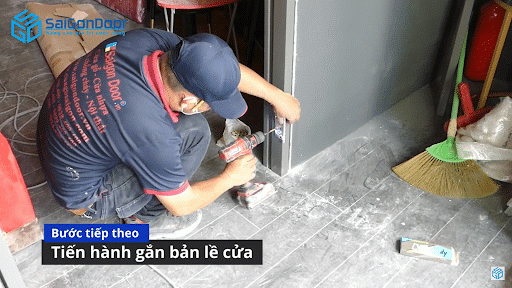 Gắn bản lề cửa Gắn bản lề cửa