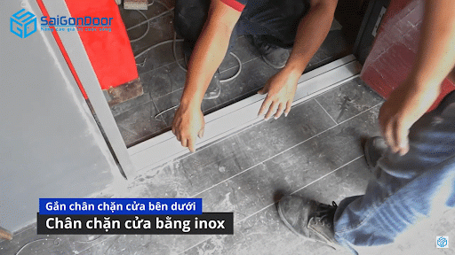 Gắn chân chặn cửa bên dưới Gắn chân chặn cửa bên dưới