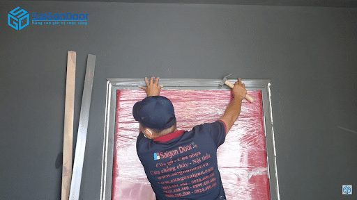 Gắn nẹp trong và nẹp ngoài Gắn nẹp trong và nẹp ngoài