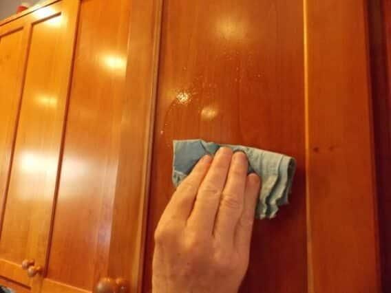 Cách vệ sinh cửa gỗ công nghiệp sạch bóng như mới 6 Có thể dùng xăng thơm để lau bỏ vết băng keo dính trên cửa gỗ