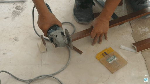 Tiến hành cắt nẹp theo vị trí được xác định trước đó Tiến hành cắt nẹp theo vị trí được xác định trước đó