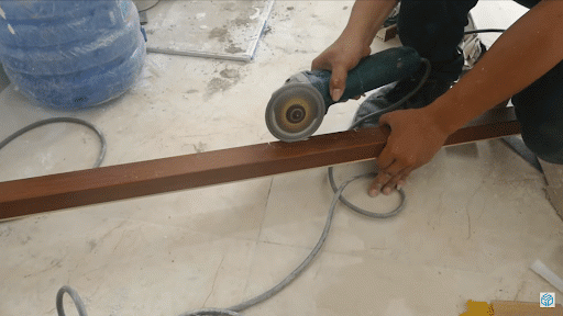 Tiến hành cắt bỏ vùng bị cấn theo vị trí đã đánh dấu Tiến hành cắt bỏ vùng bị cấn theo vị trí đã đánh dấu
