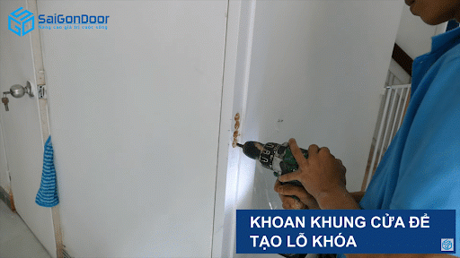 Khoan khung cửa để tạo lỗ khóa Khoan khung cửa để tạo lỗ khóa