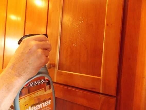 Bật mí cách vệ sinh cửa gỗ đúng chuẩn không phải ai cũng biết 10 Sử dụng nước tẩy rửa phù hợp với từng loại cửa