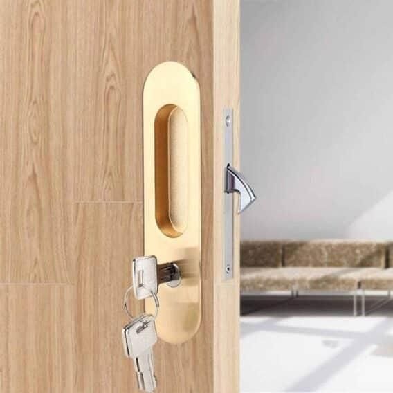 Cách vệ sinh cửa gỗ công nghiệp sạch bóng như mới 8 Vệ sinh các phụ kiện trên cửa gỗ công nghiệp cũng không quá khó