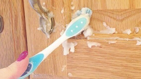 Cách vệ sinh cửa gỗ công nghiệp sạch bóng như mới 7 Vệ sinh cửa gỗ bằng kem đánh răng
