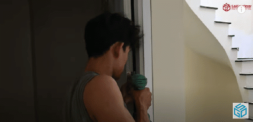 Lắp cánh cửa vào bản lề Lắp cánh cửa vào bản lề