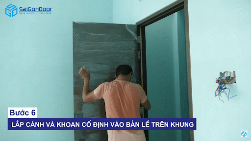 SaiGonDoor lắp đặt cửa gỗ Melamine tại nhà trọ đang xây SaiGonDoor lắp đặt cửa gỗ Melamine tại nhà trọ đang xây