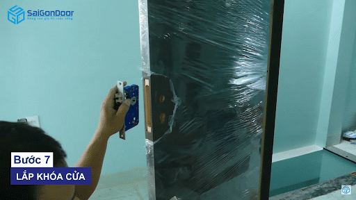 SaiGonDoor lắp đặt cửa gỗ Melamine tại nhà trọ đang xây SaiGonDoor lắp đặt cửa gỗ Melamine tại nhà trọ đang xây