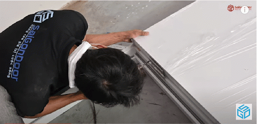 Đo kích thước cửa và gắn cửa vào bản lề Quy trinh lap dat cua chong chay tai nha chat luong cao dam bao an toan 6