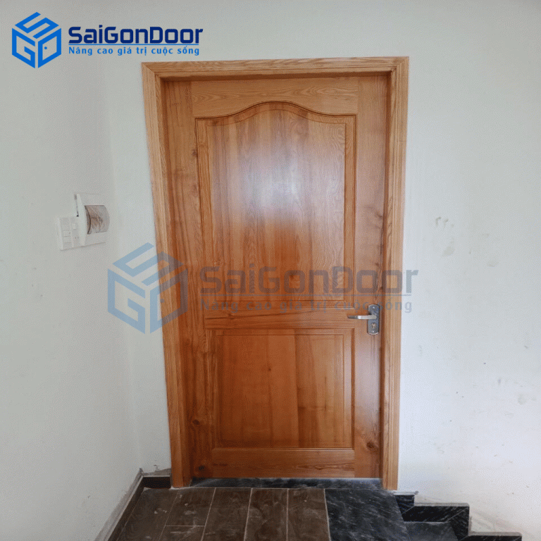 Cửa nhà vệ sinh gỗ tự nhiên có độ bền cao, nhưng giá thành lại rất đắt Thiết kế cửa nhà vệ sinh đẹp và tiện nghi