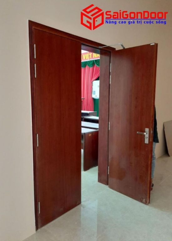 Hình ảnh thi công thực tế cửa gỗ chống cháy Hình ảnh thi công thực tế cửa gỗ chống cháy