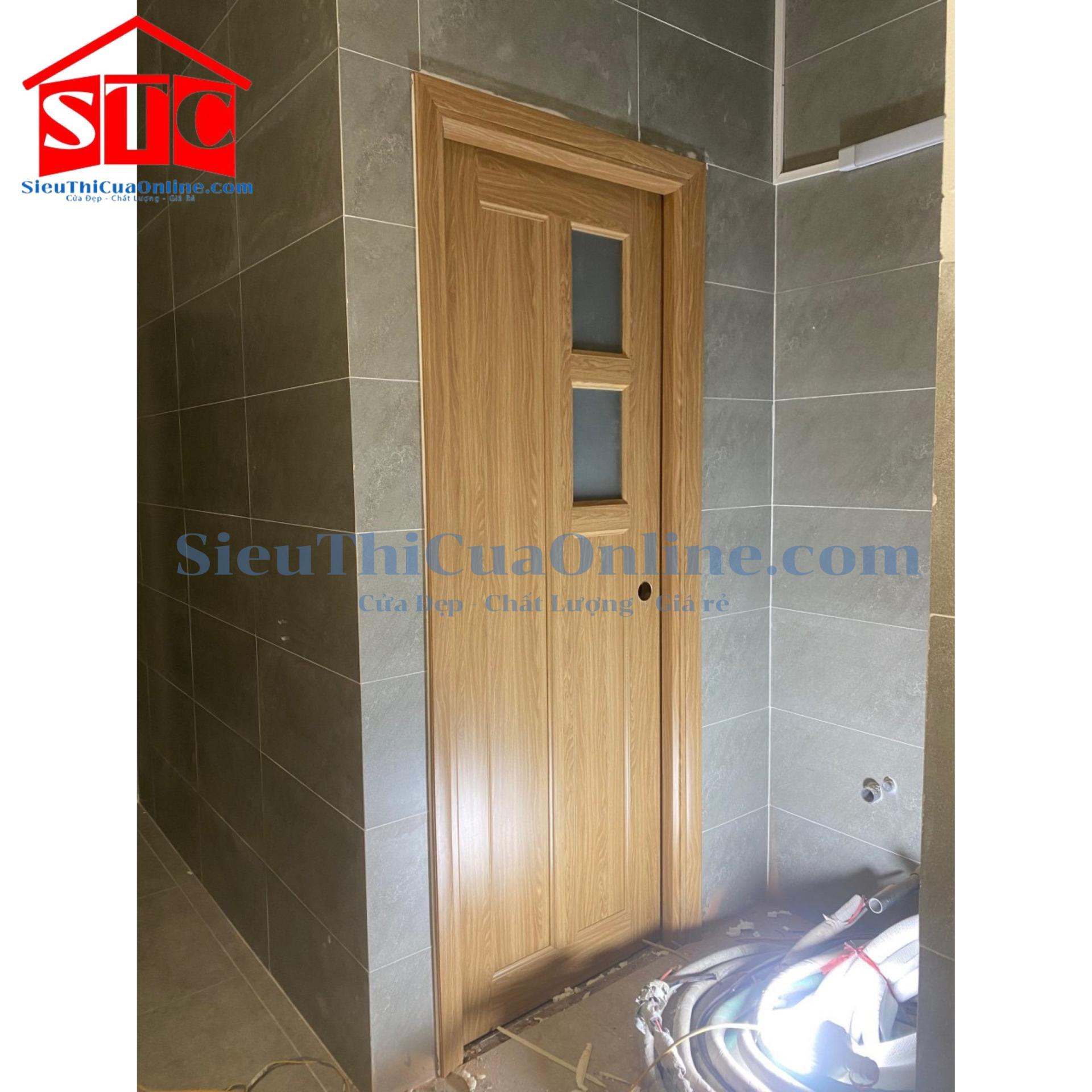 Cửa nhựa giả gỗ Đài Loan có ô kính dùng làm cửa nhà vệ sinh nhà dân