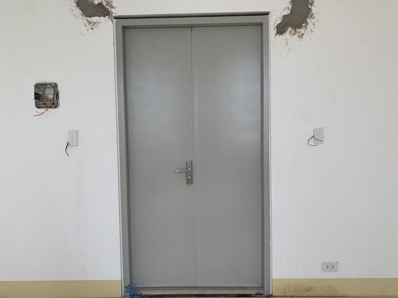 Bước 5 Cố định cánh cửa