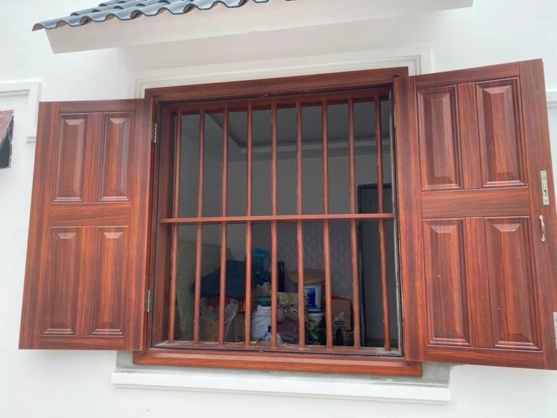 Cửa sổ với vân gỗ đẹp, sang trọng