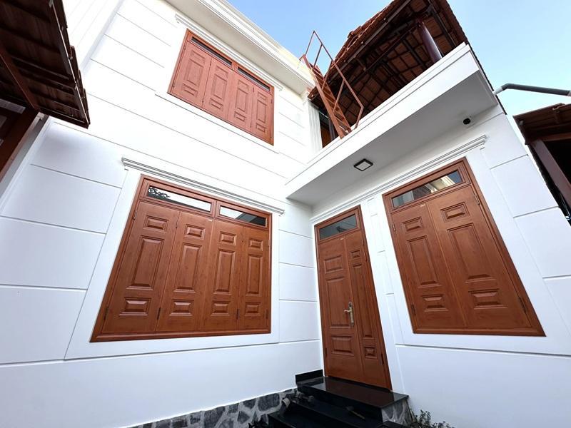 Cửa thép vân gỗ An Giang được sử dụng rộng rãi ở nhiều vị trí trong nhà