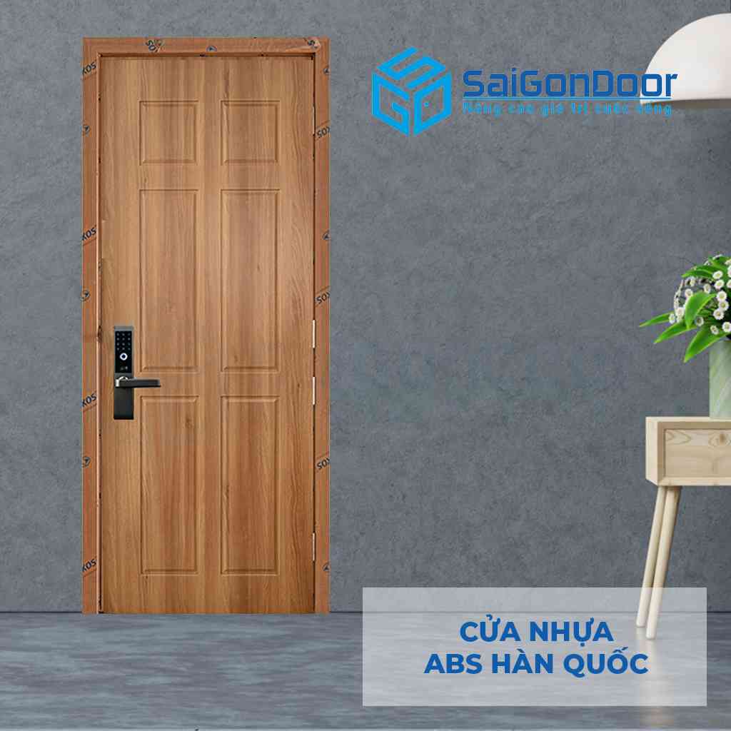 Cửa phòng khách sạn có vân gỗ giúp phòng hiện đại hơn