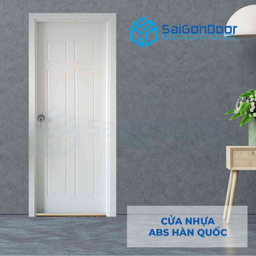 Cửa phòng khách sạn có vân gỗ giúp phòng hiện đại hơn