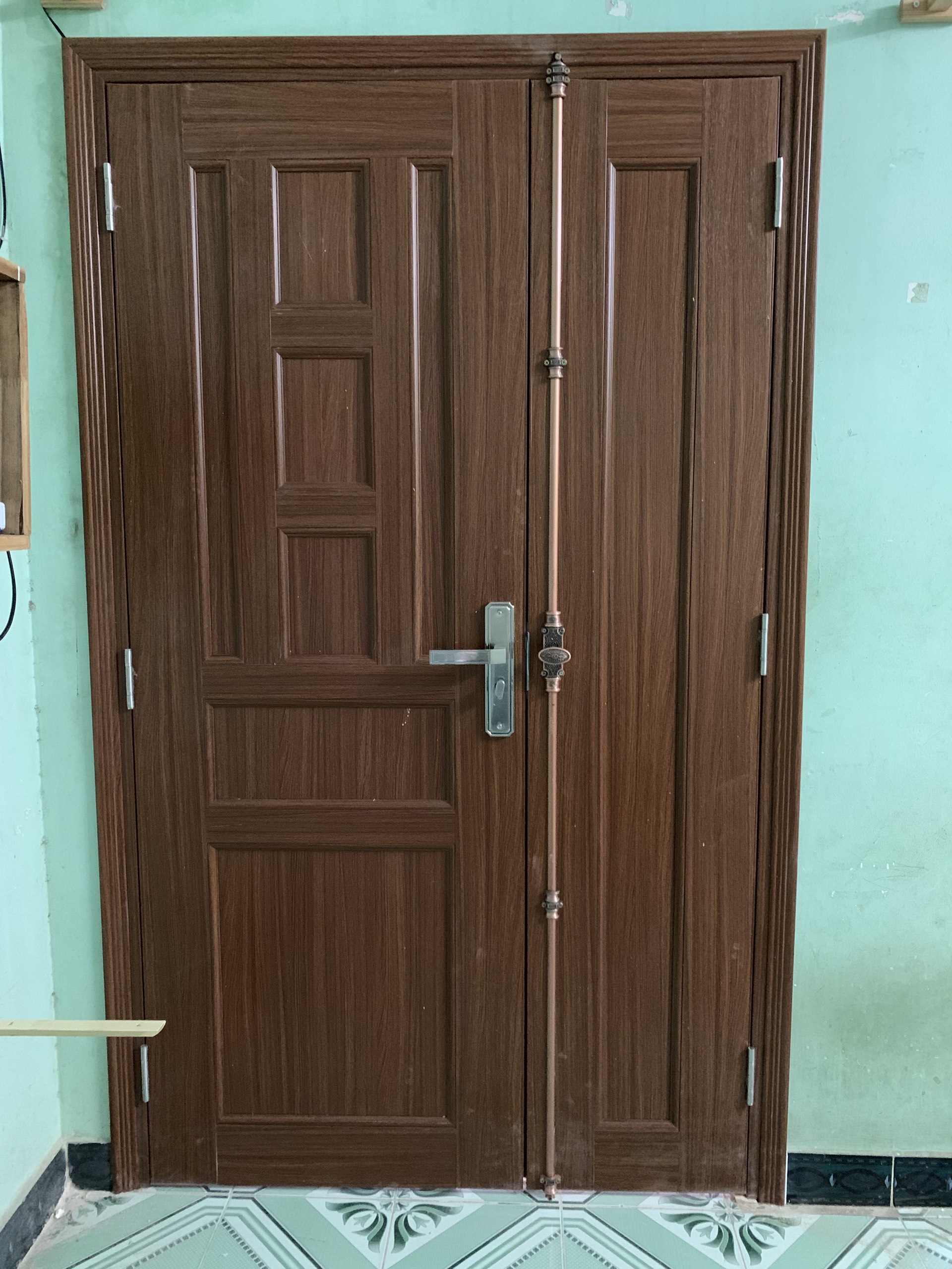 Mẫu cửa 2 cánh lệch