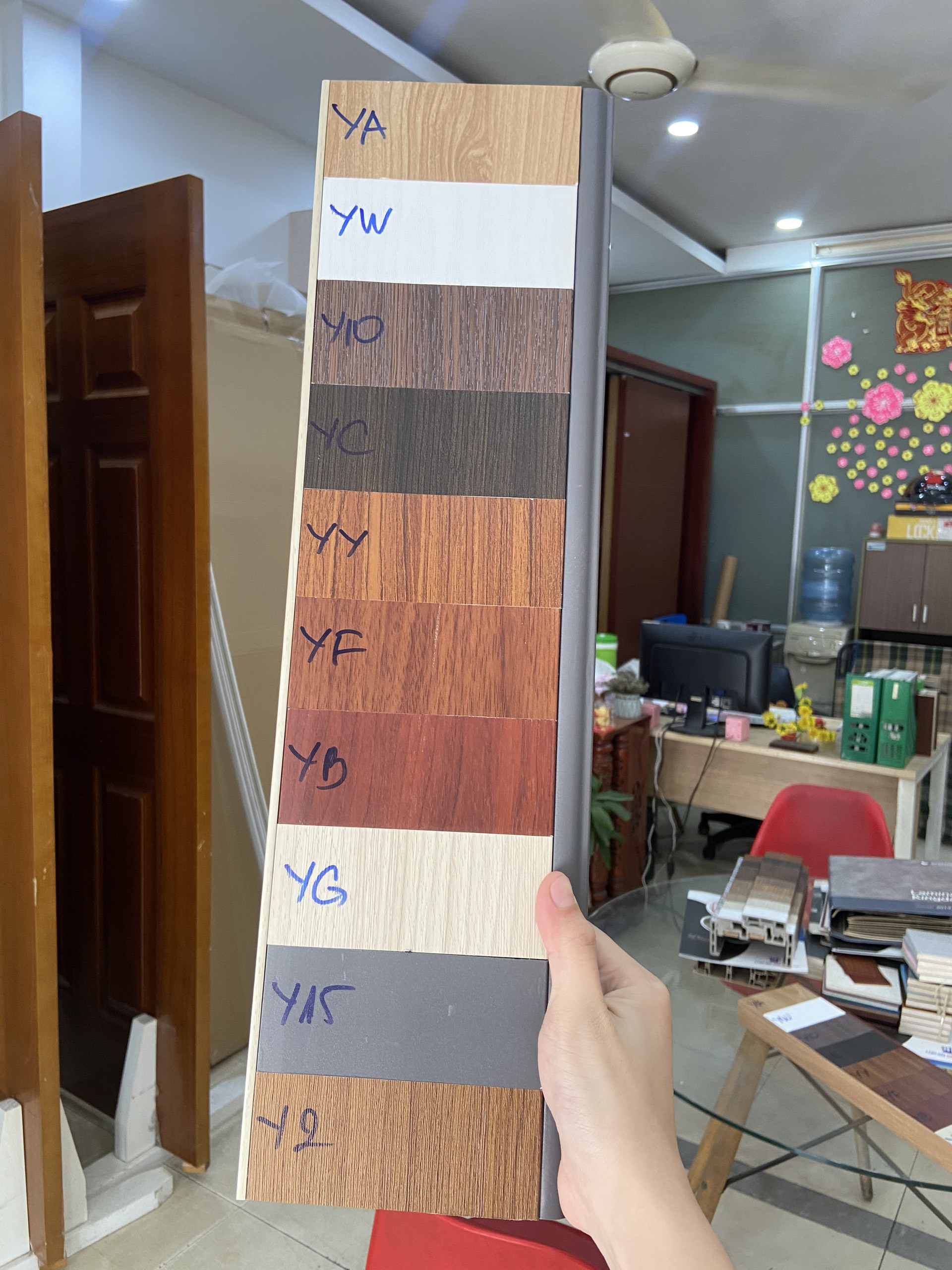 Bảng màu cửa nhựa