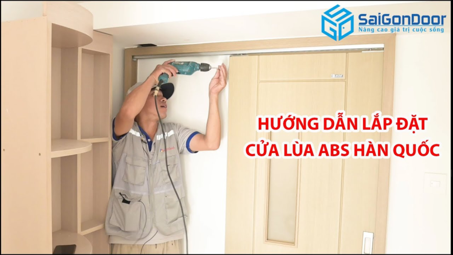 Thợ thi công sẽ kiểm tra và cố định khung bao trước khi lắp đặt cửa trực tiếp.